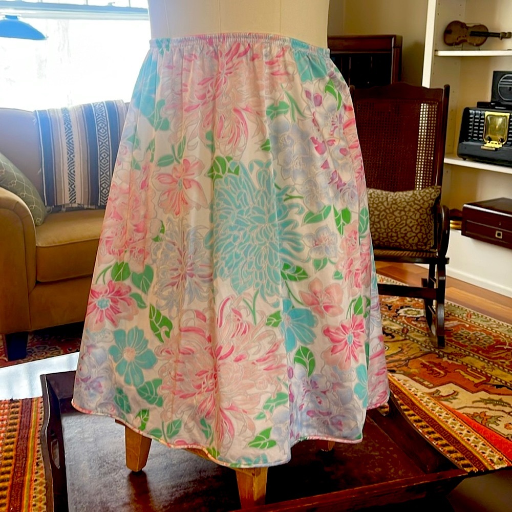 VANITY FAIR HALF SLIP FLOWERS SZ MED